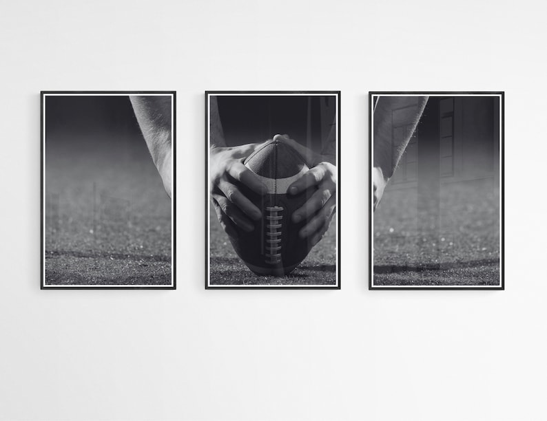 Pode incluir: Uma fotografia a preto e branco de um jogador de futebol americano a segurar uma bola de futebol. A fotografia est&aacute; dividida em tr&ecirc;s sec&ccedil;&otilde;es, com a bola de futebol na sec&ccedil;&atilde;o central.