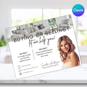 Op de afbeelding: Een rechthoekige vastgoedmarketing-ansichtkaart met een foto van een woonkamer, een portret van een vrouw en de tekst: BUYING OR SELLING? let me help you! BUYING? I'm ready to help you find the perfect home. SELLING? I have qualified buyers looking for homes in your area. Sandra Anderson REAL ESTATE AGENT, met telefoon-, e-mail- en websitepictogrammen.