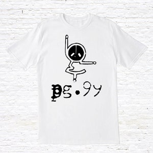 Puede incluir: Camiseta blanca con un gráfico negro de una figura estilizada con el texto "PG.99" debajo.