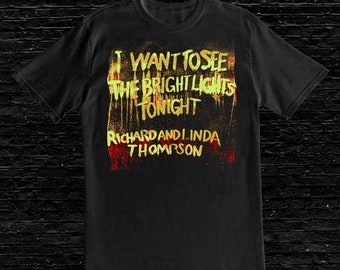 Könnte beinhalten: Schwarzes T-Shirt mit einem gelben und roten Grafikdruck, auf dem "I want to see the bright lights tonight Richard and Linda Thompson" steht.