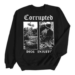 Puede incluir: Sudadera negra con un estampado gráfico blanco de dos imágenes. La imagen superior muestra un helicóptero volando sobre una jungla. La imagen inferior muestra a una persona en una jungla. El texto "Corrupted" está por encima de las imágenes y el texto "Dios Injusto" está por debajo de las imágenes.