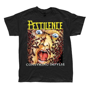 Könnte beinhalten: Schwarzes T-Shirt mit einem verblassten Grafikdesign. Es zeigt ein schreiendes Gesicht mit weit aufgerissenen blauen Augen, bedeckt von roten Ameisen. Das Wort "PESTILENCE" steht in Gelb über dem Gesicht, darunter "CONSUMING IMPVLS".