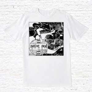 Puede incluir: Camiseta blanca con un estampado gráfico en blanco y negro de una persona sosteniendo un objeto redondo con el texto "native nod BREAD" en él.