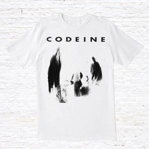 Puede incluir: Camiseta blanca con una imagen en blanco y negro de una banda y la palabra "CODEINE" impresa en negro.