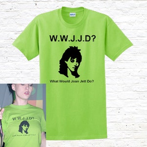Puede incluir: Una camiseta verde lima con una silueta negra de Joan Jett y el texto "W.W.J.J.D? What Would Joan Jett Do?"