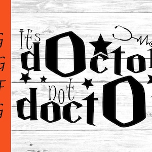 Puede incluir: Un diseño gráfico negro con el texto It's dOctor not doctOr, un icono de estetoscopio y varias estrellas. El lado izquierdo incluye una barra vertical naranja con el texto SVG, PNG, PDF y JPG escrito en letras negras.