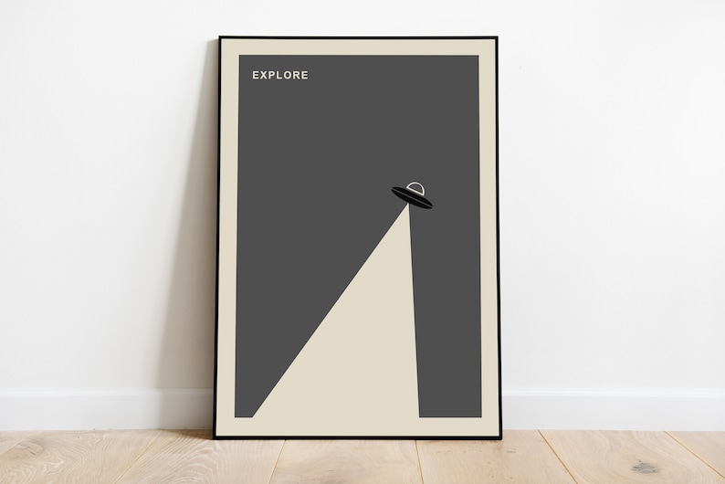 Puede incluir: Un p&oacute;ster minimalista en blanco y negro con un fondo gris y una forma triangular blanca. El p&oacute;ster presenta una silueta negra de un OVNI y la palabra "EXPLORE" en texto blanco en la parte superior.