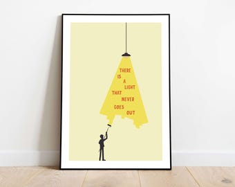 Pode incluir: Uma impressão artística emoldurada com fundo amarelo pálido e a silhueta preta de uma figura pintando um feixe de luz amarelo brilhante. A luz contém o texto em vermelho: THERE IS A LIGHT THAT NEVER GOES OUT. A impressão tem uma moldura preta.