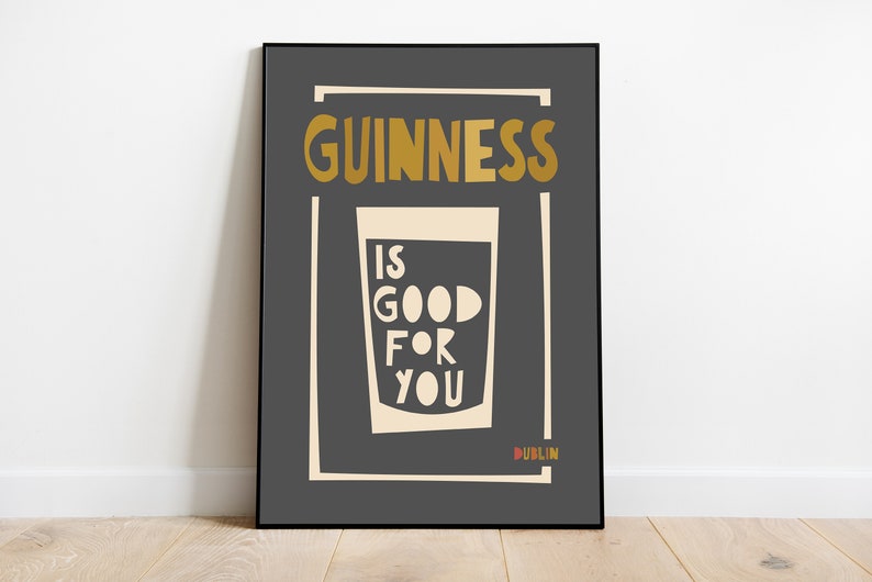 Op de afbeelding: Een zwart-witte poster met de tekst "GUINNESS IS GOOD FOR YOU" in een gouden lettertype. De poster bevat ook een glas Guinness en het woord "DUBLIN" in een rood lettertype.