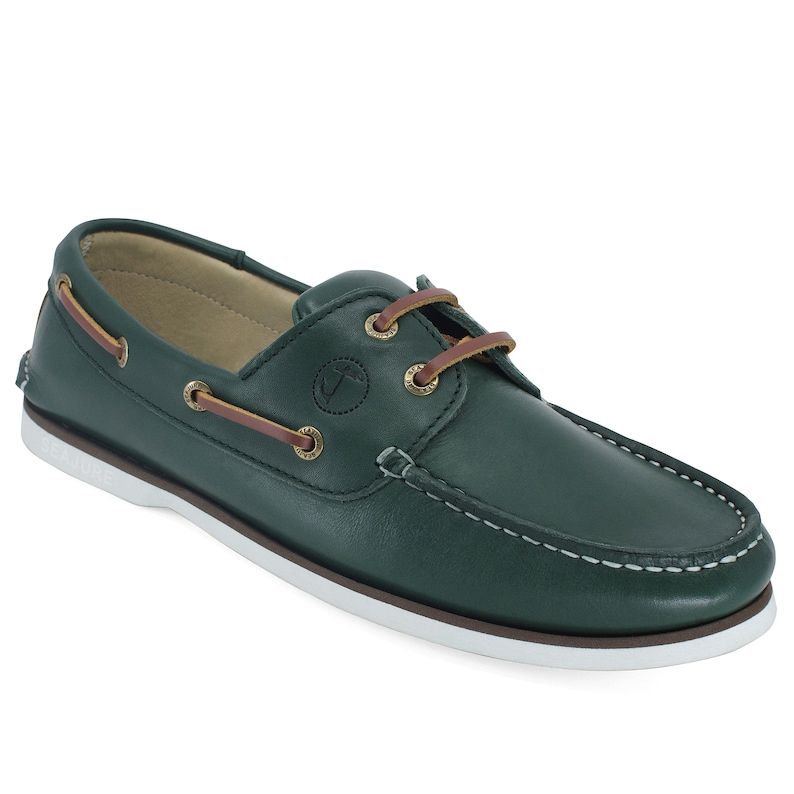 Puede incluir: Zapatos n&aacute;uticos de cuero verde oscuro con cordones marrones y suela blanca. Los zapatos tienen un detalle cosido alrededor de la punta y un peque&ntilde;o logotipo en el lateral.