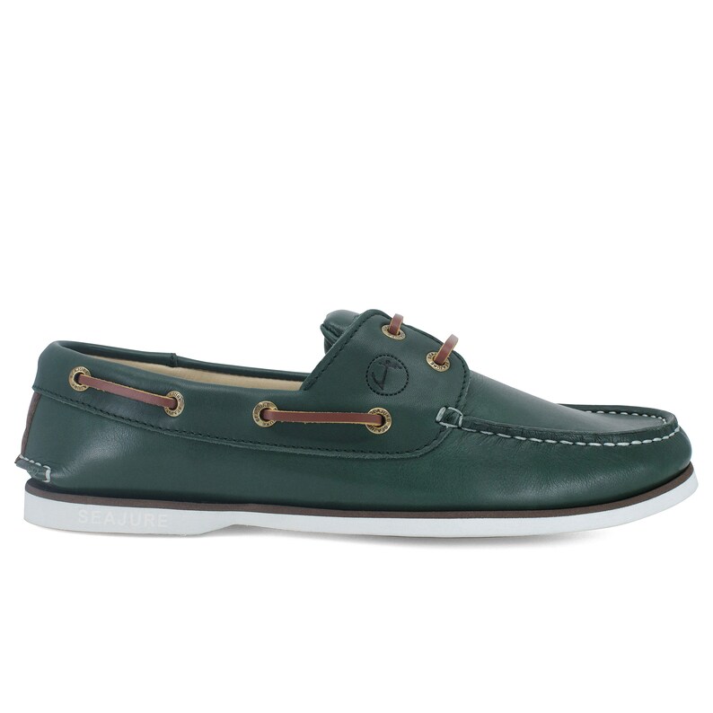 Puede incluir: Zapatos n&aacute;uticos de cuero verde con cordones marrones y suela blanca. Los zapatos tienen un logotipo de metal dorado en el lateral.