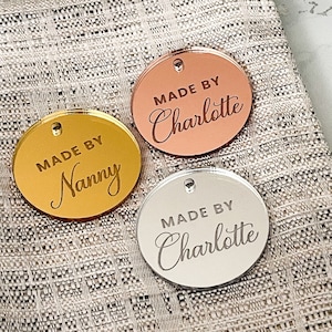 Made By... Personalisierter Knopfanhänger für Handwerker, handgemachte Geschenkanhänger, Spiegel- oder Acryletiketten zum Verschenken, Produktetiketten, Nähen, Branding