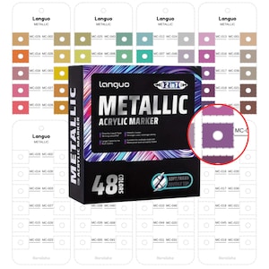 Op de afbeelding: Een zwarte doos met Languo Metallic Acryl Markers met 48 kleuren, met een 2-in-1 zachte/harde dubbele punt. Kleurstalen in verschillende metallic tinten omringen de doos, waaronder roze, paars en goud. Op de doos staat "Metallic Acrylic Marker".