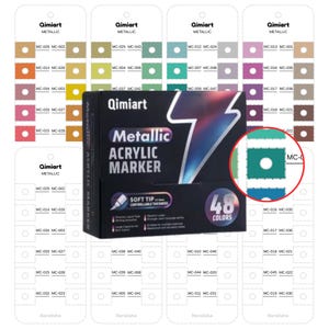Op de afbeelding: Een zwarte doos met Qimiart metallic acrylmarkers met 48 kleuren, weergegeven met kleurstalen. De doos bevat de tekst "Metallic Acrylic Marker" en "Soft Tip".