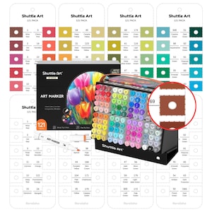 Puede incluir: Un juego de 121 rotuladores Shuttle Art en una caja expositora negra. Los rotuladores están organizados por color, con muestras de color y nombres en tarjetas. La caja presenta un diseño floral y el texto "ART MARKER".