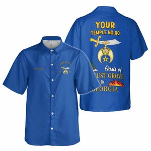 Può includere: Una camicia blu a maniche corte con bottoni con testo e grafica. La parte anteriore della camicia presenta il testo "YOUR NAME" e un piccolo emblema. La parte posteriore della camicia presenta il testo "YOUR TEMPLE NO.00" e "Oasis of JUST GROVE of GEORGIA".