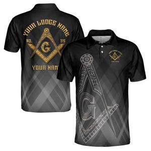 Könnte beinhalten: Schwarz-graues Poloshirt mit kurzen Ärmeln, einem goldenen Freimaurer-Symbol und dem Text "YOUR LODGE NAME NO. 115 YOUR NAME".