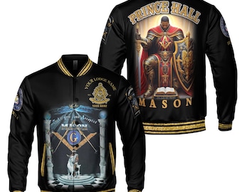 Puede incluir: Chaqueta bomber de satén negro con ribete dorado y símbolos masónicos. La parte delantera presenta un gráfico detallado con el texto "Accepted Mason". La parte trasera muestra un caballero con las palabras "Prince Hall Mason".