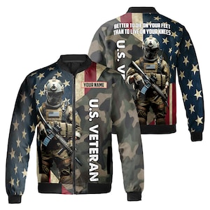 Może przedstawiać: Kurtka bomber z motywem weterana amerykańskiego. Kurtka przedstawia grafikę żołnierza, amerykańską flagę i wzory kamuflażu. Tekst zawiera "U.S. Veteran", "Better to die on your feet than to live on your knees" i miejsce na imię.