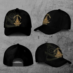 Puede incluir: Gorra de béisbol negra con un símbolo masónico dorado y el texto "Your Lodge Name" y "Your Name".