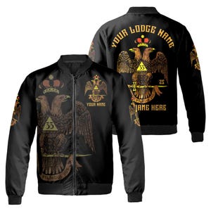 Puede incluir: Chaqueta bomber negra con un diseño de águila dorada y roja. La chaqueta tiene una cremallera y dos bolsillos. El texto "Your Lodge Name" y "Your Name" está impreso en la chaqueta.