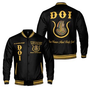 Könnte beinhalten: Schwarze und goldene Collegejacke mit den Buchstaben DOI auf der Rückseite. Die Vorderseite der Jacke trägt die Buchstaben DOI und den Text "El Hajj Court #252 Oasis of Musella Desert of Georgia".