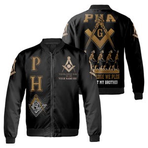 Puede incluir: Chaqueta bomber negra con símbolos masónicos y texto dorados. La parte delantera presenta "PH" y un emblema de compás y escuadra. La parte trasera muestra "PHA" y un diseño con figuras y texto. La chaqueta tiene cierre de cremallera.