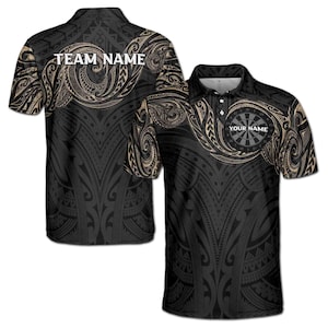 Op de afbeelding: Een zwart poloshirt met een beige tribaal patroon, een kraag met drie knopen en een dartbordafbeelding op de borst. De tekst "TEAM NAME" staat op de achterkant en "YOUR NAME" staat op de dartbordafbeelding aan de voorkant gedrukt.