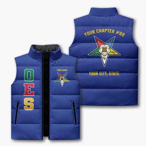 Puede incluir: Un chaleco acolchado azul con cremallera y cuello negros. La parte delantera presenta las letras "OES" en verde, rojo y amarillo. La parte trasera muestra un emblema de estrella y el texto "YOUR CHAPTER #99" y "YOUR CITY, STATE".