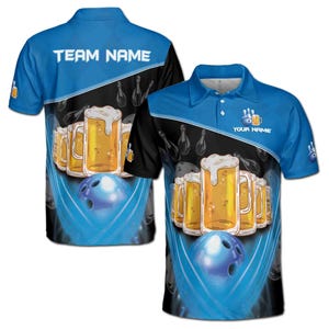 Puede incluir: Camiseta de bolos azul y negra con un diseño de bolos, bolas de bolos y jarras de cerveza. La camiseta tiene el texto "TEAM NAME" en la espalda y "YOUR NAME" en la parte delantera.