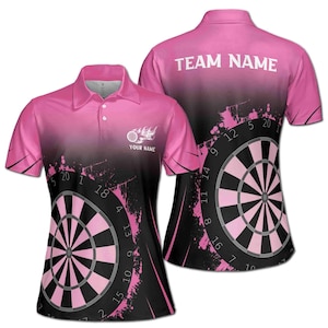 Op de afbeelding: Roze en zwarte dartboard-thema polo met een dartboard-afbeelding en de tekst "TEAM NAME" op de achterkant. De voorkant van het shirt heeft een kleinere dartboard-afbeelding en de tekst "YOUR NAME".