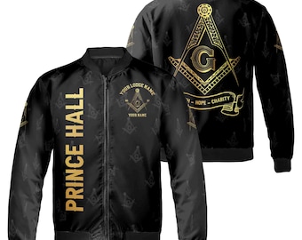Puede incluir: Chaqueta bomber negra con un símbolo masónico dorado en la espalda y las palabras "Prince Hall" y "Your Lodge Name" en la parte delantera. La chaqueta está cubierta de pequeños símbolos masónicos dorados.