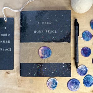 Set spaziale “I need more space” - diario - segnalibro -penna - adesivi di ceralacca