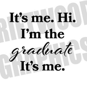 Puede incluir: Texto en blanco y negro sobre un fondo blanco que dice "It's me. Hi. I'm the graduate. It's me."