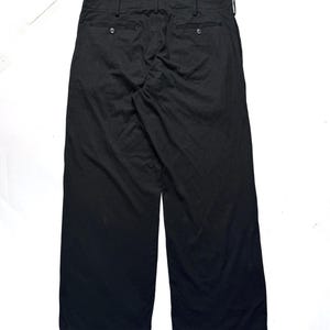 Puede incluir: Pantalones negros de pernera ancha con dos bolsillos traseros y cierres de bot&oacute;n. Los pantalones tienen un dise&ntilde;o cl&aacute;sico y est&aacute;n hechos de una tela ligera. Los pantalones se muestran desde la parte trasera sobre un fondo blanco.