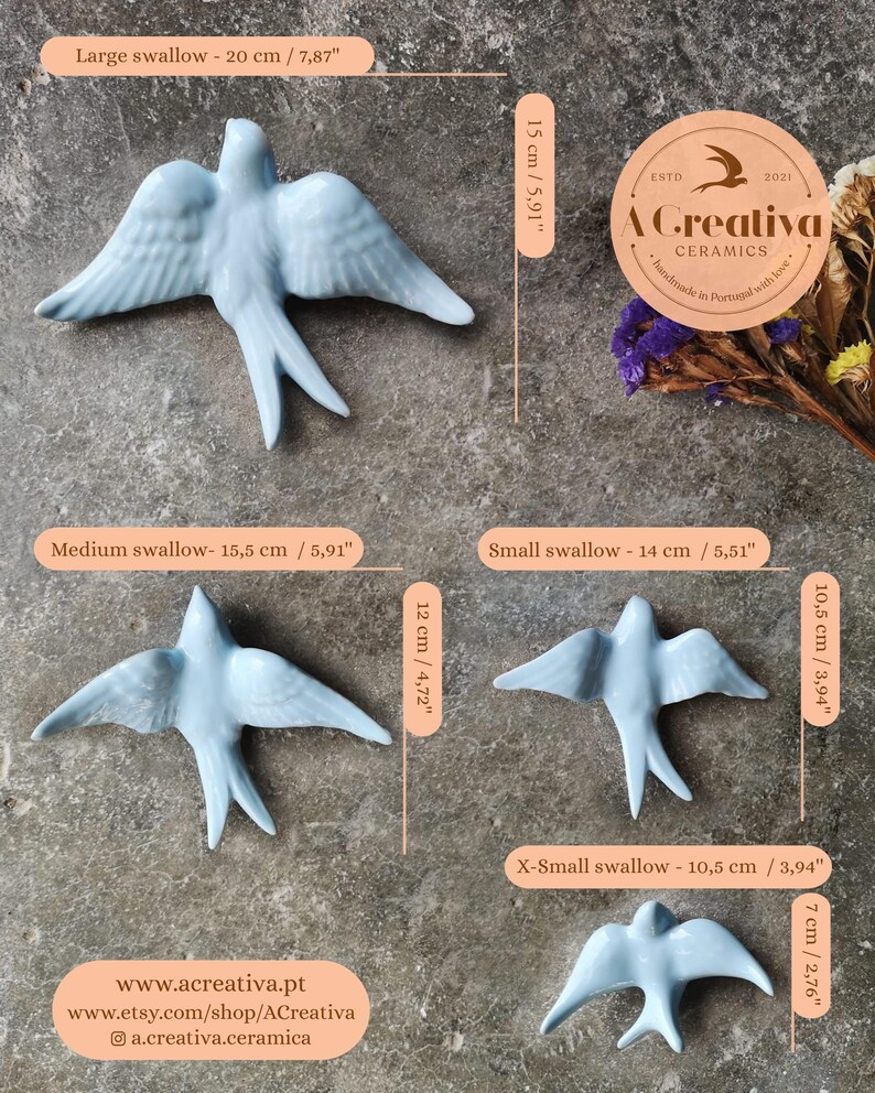 Op de afbeelding: Een verzameling lichtblauwe keramische zwaluwbeeldjes in verschillende maten, vari&euml;rend van 10,5 cm tot 20 cm lang. De afbeelding bevat de tekst "A Creativa Ceramics" en website-informatie.