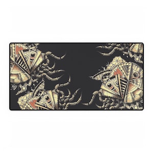 Peut inclure: Tapis de bureau rectangulaire noir avec une illustration détaillée de créatures mécaniques tentaculaires en beige, orange et blanc. Le motif est symétrique, avec les créatures positionnées sur les bords du tapis.