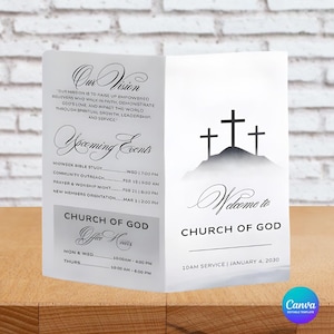 Puede incluir: Un folleto blanco para la Iglesia de Dios, abierto sobre una superficie de madera. El lado izquierdo enumera la visión de la iglesia y los próximos eventos. El lado derecho presenta tres cruces sobre una colina y las palabras "Bienvenido a la Iglesia de Dios."