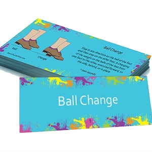 Pode incluir: Uma pilha de cartões de instrução de dança retangulares com um fundo azul brilhante e salpicos de tinta coloridos. O cartão superior apresenta o texto Ball Change, uma ilustração de pés com sapatos castanhos e uma descrição do passo.