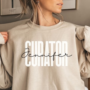 Gepersonaliseerd Curator-shirt, sweatshirt, hoodie, lange mouw, cadeau, aangepaste naam Curator, kunstcurator, tentoonstelling, museumconservator