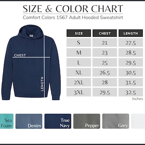 K&ouml;nnte beinhalten: Gr&ouml;&szlig;entabelle f&uuml;r ein Kapuzenpullover in verschiedenen Gr&ouml;&szlig;en von S bis 3XL. Die Tabelle zeigt Brust- und L&auml;ngenma&szlig;e in Zoll. Der Pullover ist in zehn Farben erh&auml;ltlich: Sea Foam, Denim, True Navy, Pepper, Grey, White, Heather Grey, Black, Burgundy und Forest.