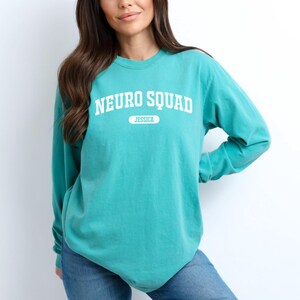 Personalisierte Neuro Squad Comfort Colors Shirt, Sweatshirt, Hoodie, lange Ärmel, Tank Top, Jugend-T-Shirt Geschenk, Neuro Krankenschwester, Neurowissenschaftler Bild 3