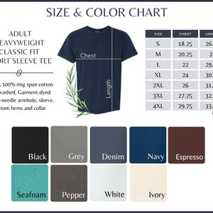 K&ouml;nnte beinhalten: Gr&ouml;&szlig;en- und Farbtabelle f&uuml;r klassische, schwere, kurz&auml;rmelige T-Shirts f&uuml;r Erwachsene. Die Tabelle zeigt die Gr&ouml;&szlig;en von S bis 4XL mit den entsprechenden Brust- und L&auml;ngenma&szlig;en in Zoll. Die verf&uuml;gbaren Farben sind Schwarz, Grau, Denim, Marine, Espresso, Seegr&uuml;n, Pfeffer, Wei&szlig; und Elfenbein.