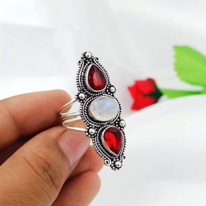Ring med oxiderad sterlingsilver och månsten i granat: Boho Statement-smycken