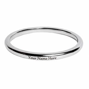 Könnte beinhalten: Ein polierter Armreif aus silberfarbenem Metall mit glattem, abgerundetem Profil. Auf der Außenseite des Armreifs befindet sich der eingravierte schwarze Schriftzug "Your Name Here", der mittig entlang der unteren Kurve verläuft.
