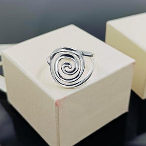 925 スターリング シルバー スパイラル リング | ハンドメイド ミニマリスト ジュエリー | 女性用渦巻きリング | 彼女へのユニークなギフト | イースター & 母の日ジュエリー