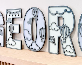 Letras para habitación infantil con diseño de globo aerostático • Decoración de pared personalizada con el nombre del bebé