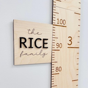 Regla de madera personalizada para medir el crecimiento, decoración infantil con temática de bosque y montaña. imagen 1