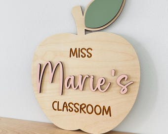 Letrero personalizado para la puerta del aula con diseño de manzana, letrero personalizado con el nombre del aula y 3 tiras adhesivas M, decoración de madera para el aula de la señorita Marie, regalo de fin de año para profesores.