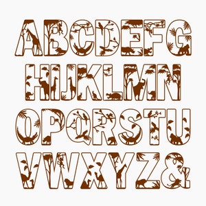 Op de afbeelding: Bruine letters van A t/m Z en een ampersand, elk gevuld met silhouetten van jungle dieren. De letters bevatten giraffen, apen, olifanten, vogels en andere dieren in het wild, tegen een witte achtergrond.